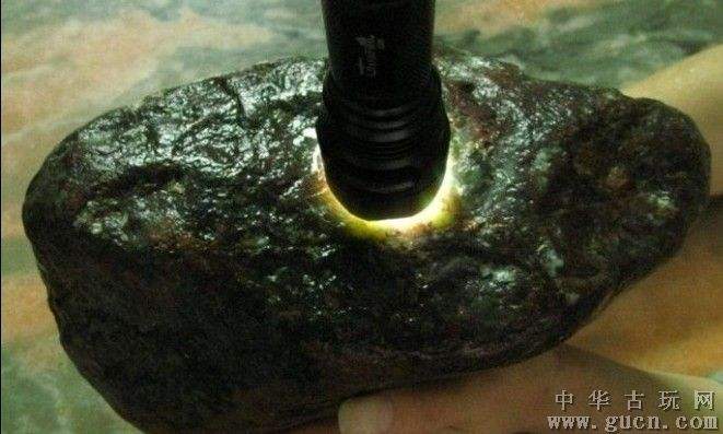 蜡壳翡翠原石表现,为什么要用蜡壳包药丸-第1张图片-翡翠网 蜡壳翡翠原石表现,为什么要用蜡壳包药丸-第1张图片-翡翠网