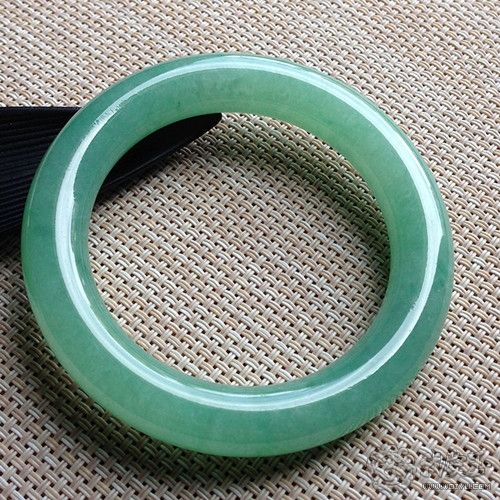 商场9000的翡翠手镯值多少钱,最昂贵的翡翠手镯-第1张图片-翡翠网 商场9000的翡翠手镯值多少钱,最昂贵的翡翠手镯-第1张图片-翡翠网