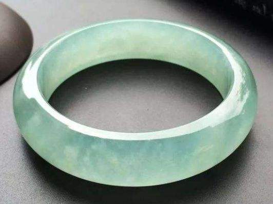 商场9000的翡翠手镯值多少钱,最昂贵的翡翠手镯-第2张图片-翡翠网 商场9000的翡翠手镯值多少钱,最昂贵的翡翠手镯-第2张图片-翡翠网