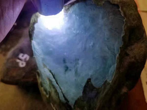 真的存在正蓝色翡翠吗,璧山翡翠原石蓝色-第1张图片-翡翠网 真的存在正蓝色翡翠吗,璧山翡翠原石蓝色-第1张图片-翡翠网