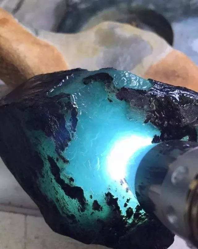 翡翠原石怎么看种水和水头,翡翠原石种水怎么样-第2张图片-翡翠网 翡翠原石怎么看种水和水头,翡翠原石种水怎么样-第2张图片-翡翠网