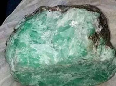 翡翠在水里泡了一年翡翠原石可以人造吗-第2张图片-翡翠网 翡翠在水里泡了一年翡翠原石可以人造吗-第2张图片-翡翠网