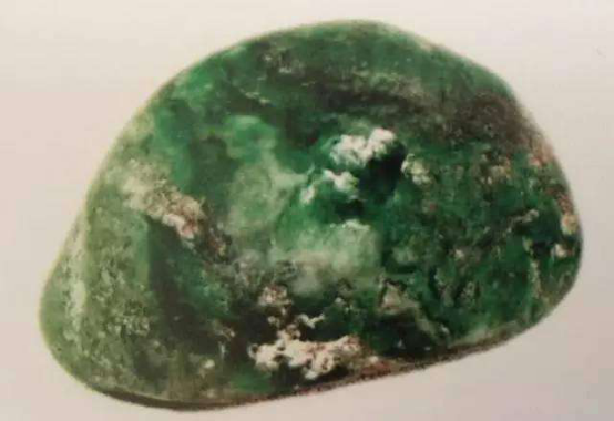 翡翠在水里泡了一年翡翠原石可以人造吗-第5张图片-翡翠网 翡翠在水里泡了一年翡翠原石可以人造吗-第5张图片-翡翠网