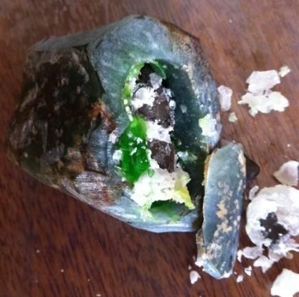 翡翠在水里泡了一年翡翠原石可以人造吗-第7张图片-翡翠网 翡翠在水里泡了一年翡翠原石可以人造吗-第7张图片-翡翠网