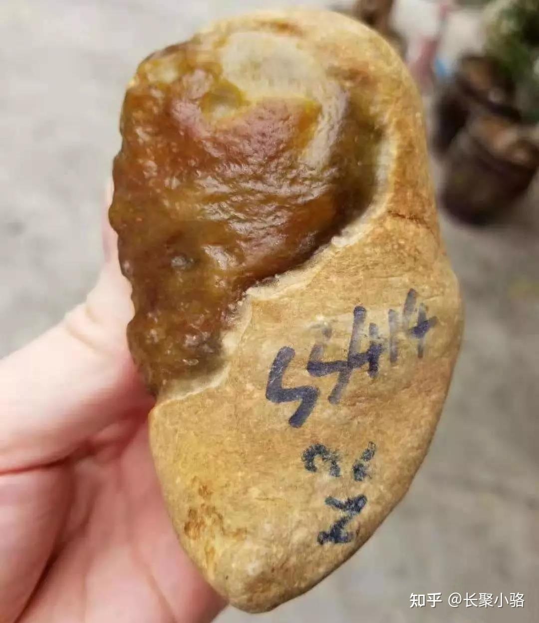 翡翠原石切开什么样的好翡翠原石有股味道-第1张图片-翡翠网 翡翠原石切开什么样的好翡翠原石有股味道-第1张图片-翡翠网