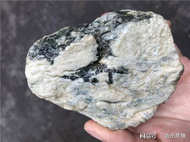 翡翠原石切开什么样的好翡翠原石有股味道-第2张图片-翡翠网 翡翠原石切开什么样的好翡翠原石有股味道-第2张图片-翡翠网