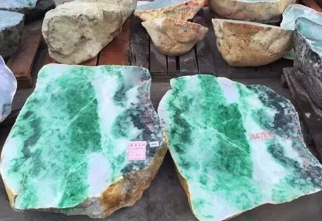 翡翠原料鉴别知识,如何鉴定翡翠的好坏-第2张图片-翡翠网 翡翠原料鉴别知识,如何鉴定翡翠的好坏-第2张图片-翡翠网