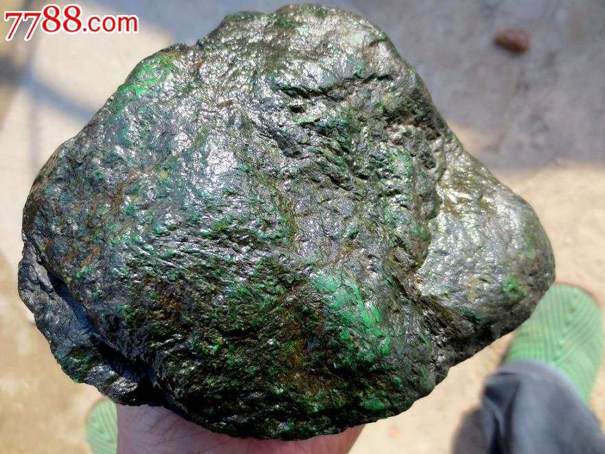 这样的翡翠原石有价值吗,翡翠原石的鉴赏与收藏-第2张图片-翡翠网 这样的翡翠原石有价值吗,翡翠原石的鉴赏与收藏-第2张图片-翡翠网