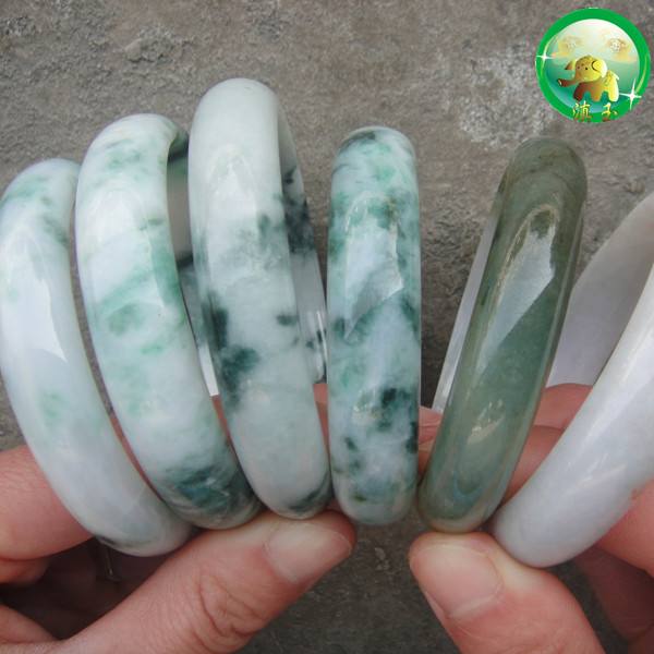 去云南旅游买的翡翠都是真的吗云南旅游买翡翠手镯-第2张图片-翡翠网 去云南旅游买的翡翠都是真的吗云南旅游买翡翠手镯-第2张图片-翡翠网