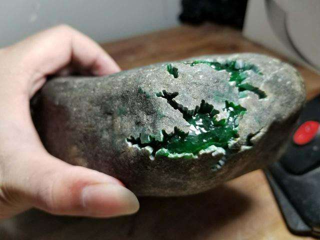 冰种翡翠原石什么价位老坑翡翠原石知识-第1张图片-翡翠网 冰种翡翠原石什么价位老坑翡翠原石知识-第1张图片-翡翠网