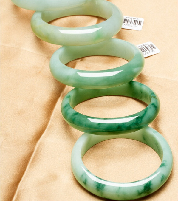 关于细糯种油青翡翠价格的信息-第1张图片-翡翠网 关于细糯种油青翡翠价格的信息-第1张图片-翡翠网