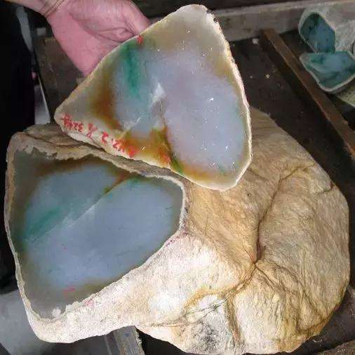 翡翠原石帝王绿180亿,三青三水翡翠原石介绍-第2张图片-翡翠网 翡翠原石帝王绿180亿,三青三水翡翠原石介绍-第2张图片-翡翠网