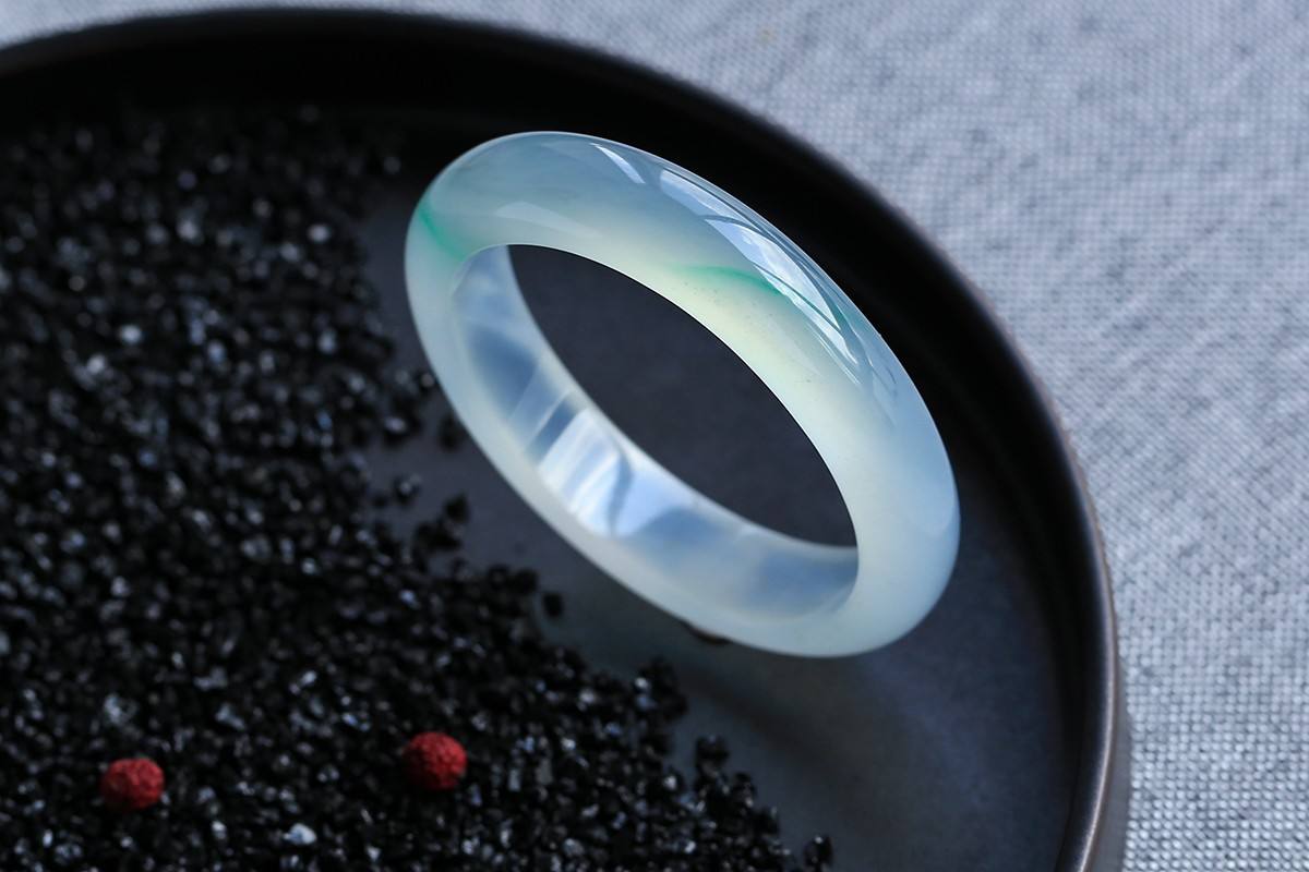 翠丝种翡翠手镯价格玉镯和翡翠手镯的区别-第1张图片-翡翠网 翠丝种翡翠手镯价格玉镯和翡翠手镯的区别-第1张图片-翡翠网