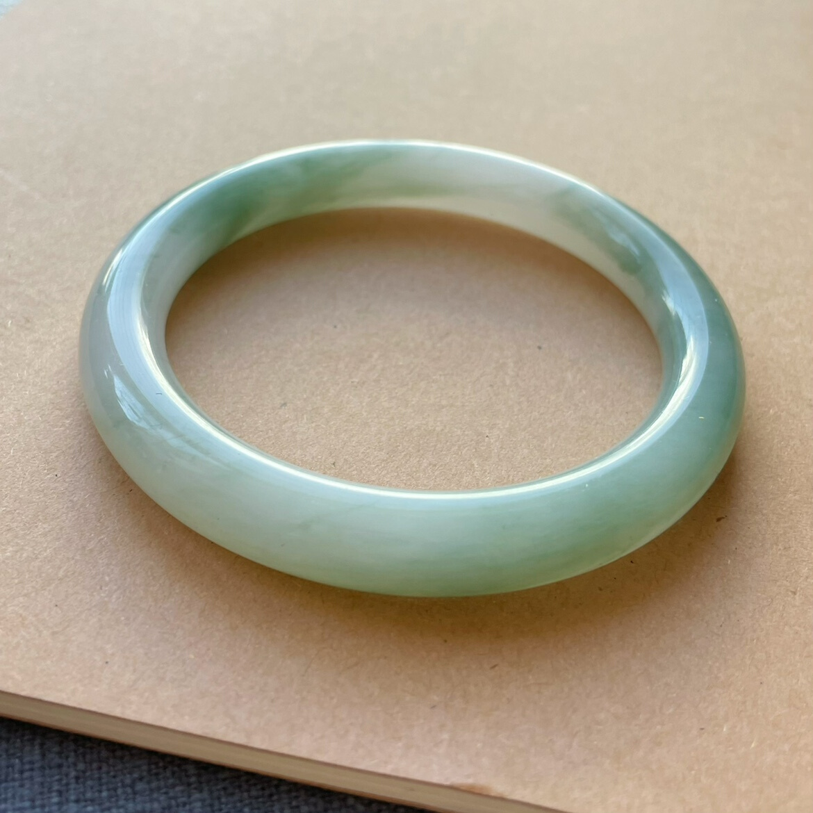 翠丝种翡翠手镯价格玉镯和翡翠手镯的区别-第2张图片-翡翠网 翠丝种翡翠手镯价格玉镯和翡翠手镯的区别-第2张图片-翡翠网