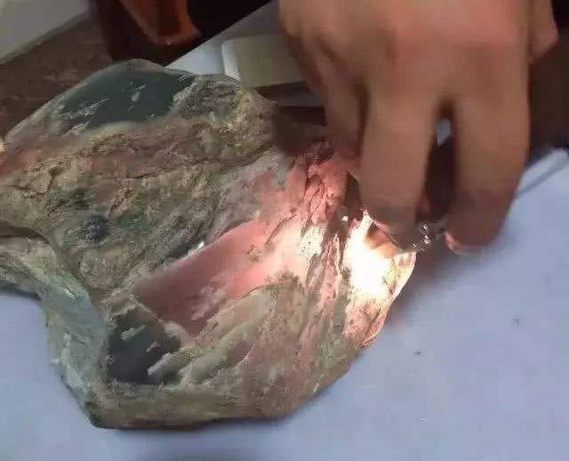 翡翠原石打光翡翠原石多少一公斤-第1张图片-翡翠网 翡翠原石打光翡翠原石多少一公斤-第1张图片-翡翠网