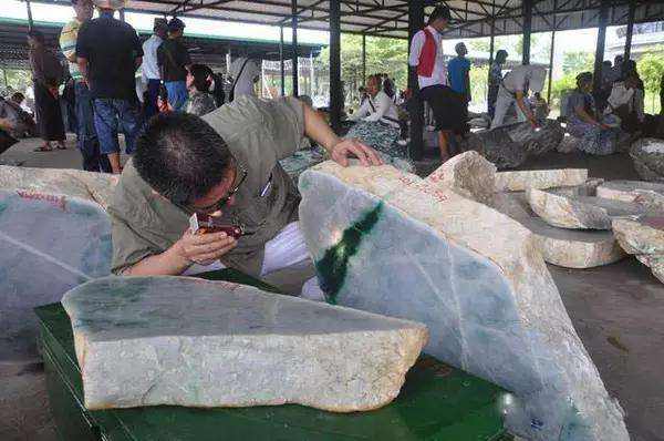 翡翠原石打光翡翠原石多少一公斤-第2张图片-翡翠网 翡翠原石打光翡翠原石多少一公斤-第2张图片-翡翠网