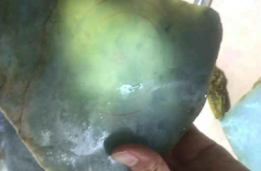 13种翡翠原石打灯表现,翡翠原石癞点的表现-第2张图片-翡翠网 13种翡翠原石打灯表现,翡翠原石癞点的表现-第2张图片-翡翠网