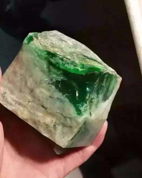 白翡翠冰种原石的简单介绍-第2张图片-翡翠网 白翡翠冰种原石的简单介绍-第2张图片-翡翠网