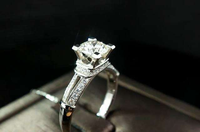 一枚钻石戒指多少钱,925钻石戒指一般多少钱-第2张图片-翡翠网 一枚钻石戒指多少钱,925钻石戒指一般多少钱-第2张图片-翡翠网