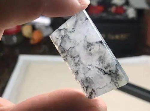 乌鸡种翡翠原石图片乌鸡翡翠到底吉利不吉利-第2张图片-翡翠网 乌鸡种翡翠原石图片乌鸡翡翠到底吉利不吉利-第2张图片-翡翠网