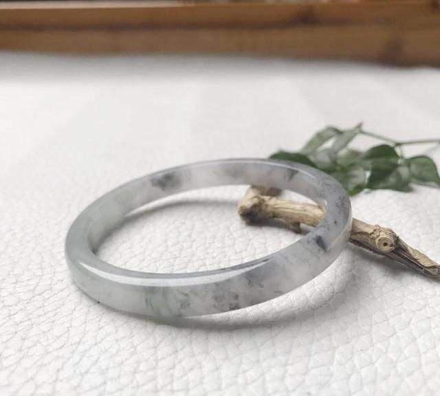 翡翠手镯的上面有一条线,翡翠里面一条条的线是什么-第1张图片-翡翠网 翡翠手镯的上面有一条线,翡翠里面一条条的线是什么-第1张图片-翡翠网