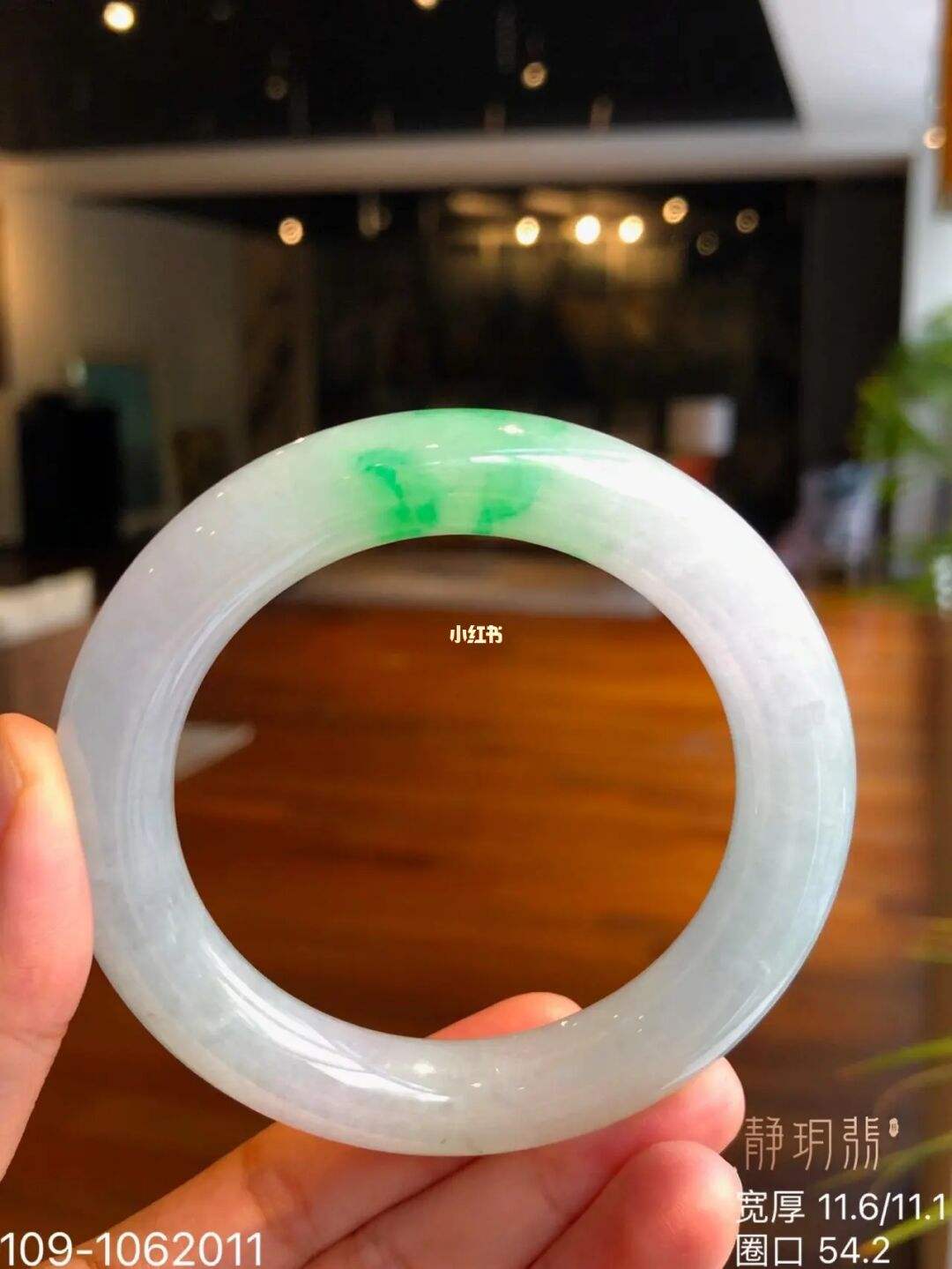 翡翠手镯的上面有一条线,翡翠里面一条条的线是什么-第2张图片-翡翠网 翡翠手镯的上面有一条线,翡翠里面一条条的线是什么-第2张图片-翡翠网