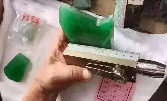 帝王绿翡翠价格多少及图片翡翠帝王绿每克价格-第11张图片-翡翠网 帝王绿翡翠价格多少及图片翡翠帝王绿每克价格-第11张图片-翡翠网