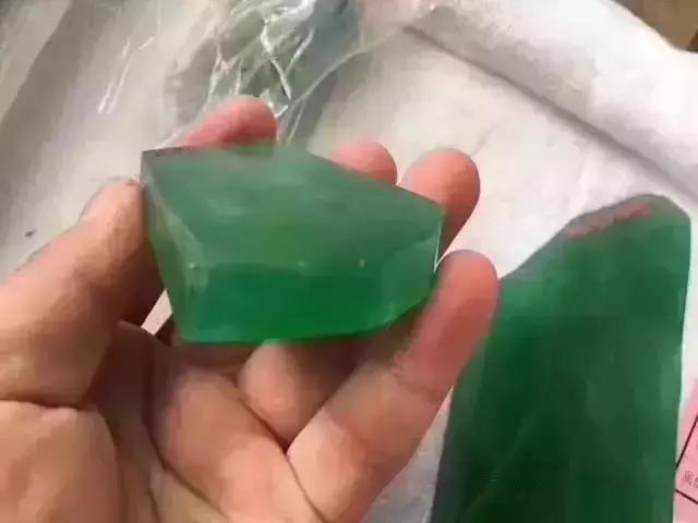 帝王绿翡翠价格多少及图片翡翠帝王绿每克价格-第13张图片-翡翠网 帝王绿翡翠价格多少及图片翡翠帝王绿每克价格-第13张图片-翡翠网