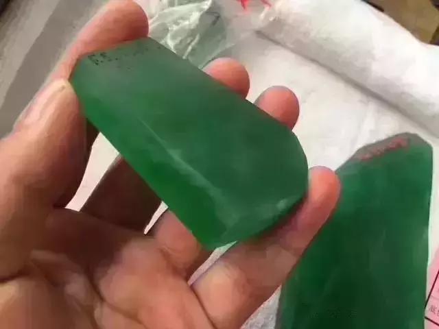 帝王绿翡翠价格多少及图片翡翠帝王绿每克价格-第15张图片-翡翠网 帝王绿翡翠价格多少及图片翡翠帝王绿每克价格-第15张图片-翡翠网