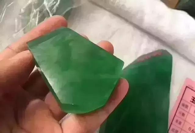 帝王绿翡翠价格多少及图片翡翠帝王绿每克价格-第16张图片-翡翠网 帝王绿翡翠价格多少及图片翡翠帝王绿每克价格-第16张图片-翡翠网