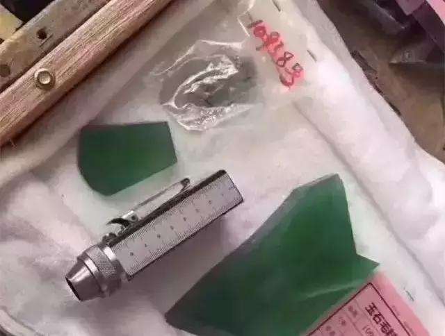 帝王绿翡翠价格多少及图片翡翠帝王绿每克价格-第17张图片-翡翠网 帝王绿翡翠价格多少及图片翡翠帝王绿每克价格-第17张图片-翡翠网