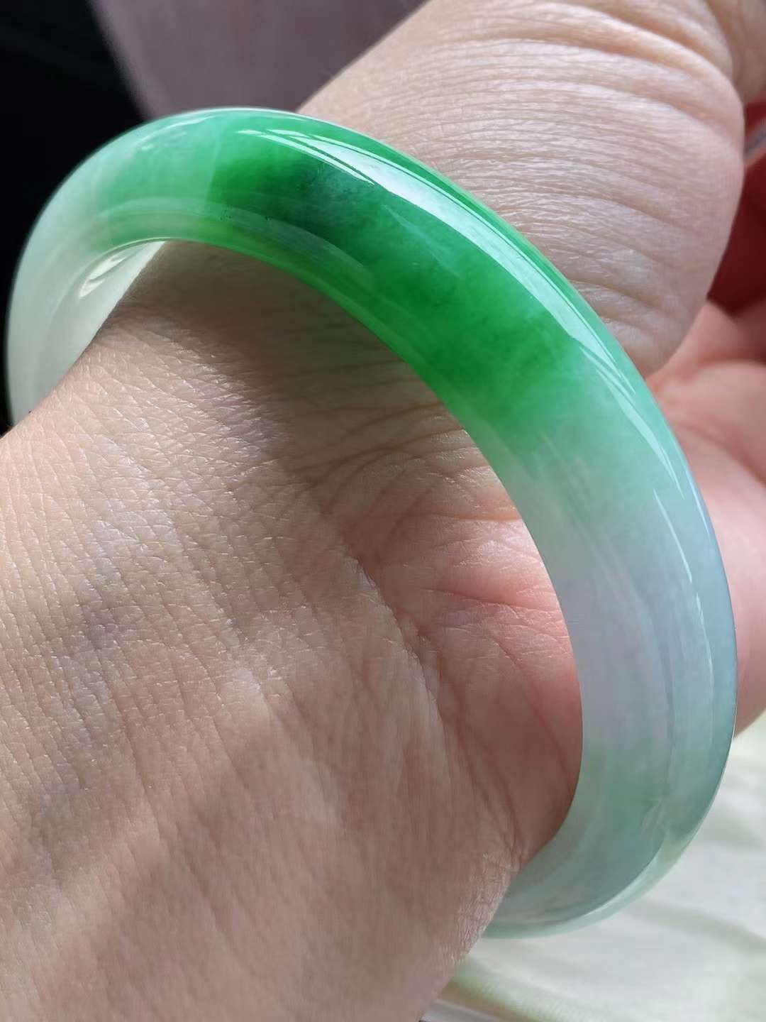 粗豆绿翡翠手镯满绿豆种翡翠手镯-第1张图片-翡翠网 粗豆绿翡翠手镯满绿豆种翡翠手镯-第1张图片-翡翠网