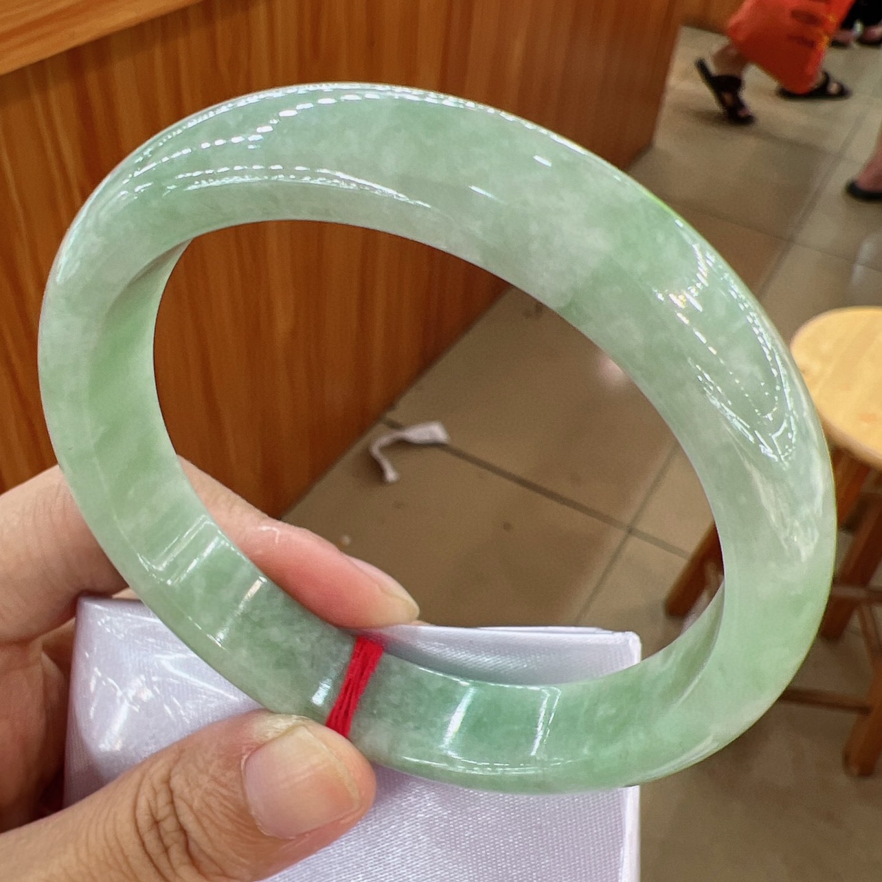 翡翠手镯颜色变淡了怎么办的简单介绍-第2张图片-翡翠网 翡翠手镯颜色变淡了怎么办的简单介绍-第2张图片-翡翠网