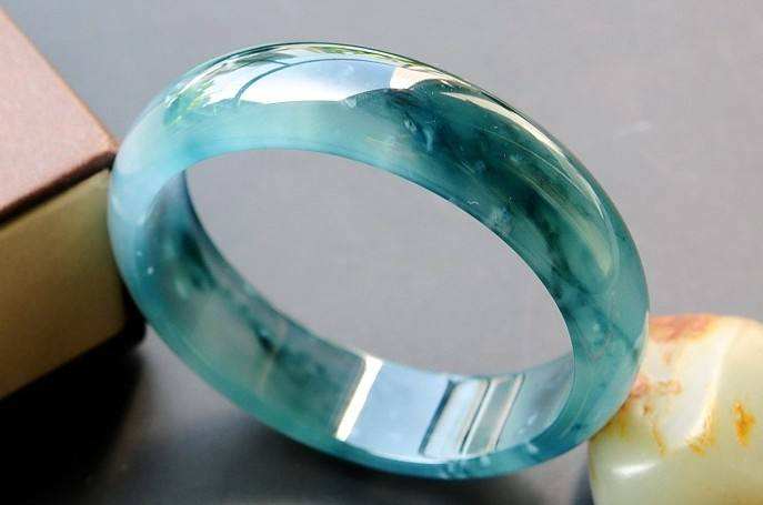 翡翠镯子紫光灯下,出现了两种颜色,注胶的翡翠手镯紫光灯看什么色-第1张图片-翡翠网 翡翠镯子紫光灯下,出现了两种颜色,注胶的翡翠手镯紫光灯看什么色-第1张图片-翡翠网