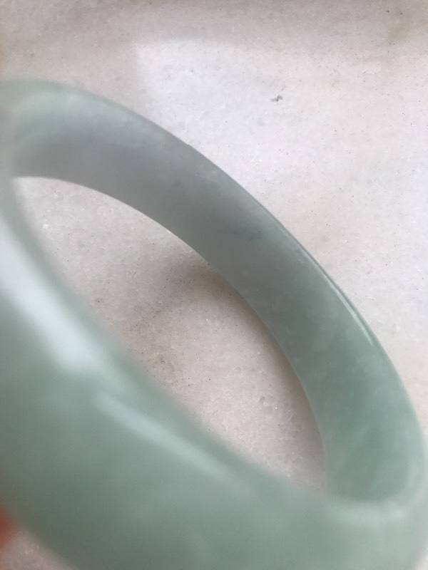 翡翠镯子紫光灯下,出现了两种颜色,注胶的翡翠手镯紫光灯看什么色-第2张图片-翡翠网 翡翠镯子紫光灯下,出现了两种颜色,注胶的翡翠手镯紫光灯看什么色-第2张图片-翡翠网