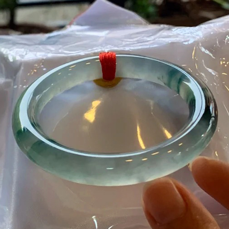 天然高冰玻璃种飘花手镯翡翠原石的简单介绍-第1张图片-翡翠网 天然高冰玻璃种飘花手镯翡翠原石的简单介绍-第1张图片-翡翠网