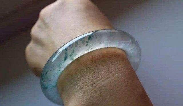 翡翠手镯的灵异故事,翡翠手镯真的有灵性吗-第1张图片-翡翠网 翡翠手镯的灵异故事,翡翠手镯真的有灵性吗-第1张图片-翡翠网