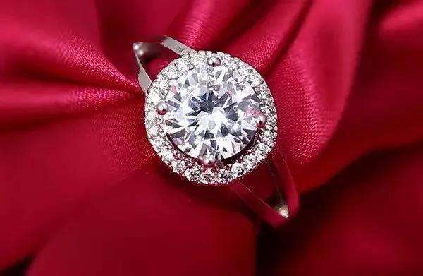 钻戒的款式解说及卖点,60款常见钻戒的fAB实战话术-第2张图片-翡翠网 钻戒的款式解说及卖点,60款常见钻戒的fAB实战话术-第2张图片-翡翠网