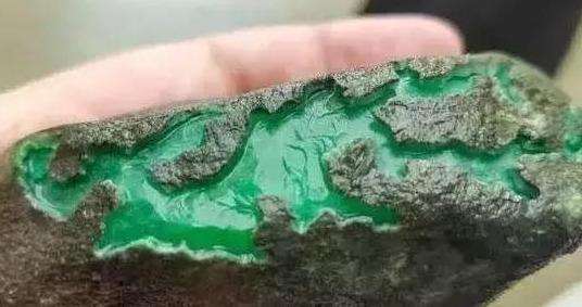 翡翠原石图片欣赏图片,翡翠原石外表绿表现-第1张图片-翡翠网 翡翠原石图片欣赏图片,翡翠原石外表绿表现-第1张图片-翡翠网