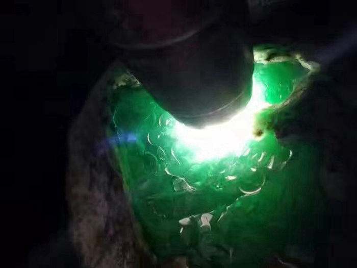 翡翠原石图片欣赏图片,翡翠原石外表绿表现-第2张图片-翡翠网 翡翠原石图片欣赏图片,翡翠原石外表绿表现-第2张图片-翡翠网