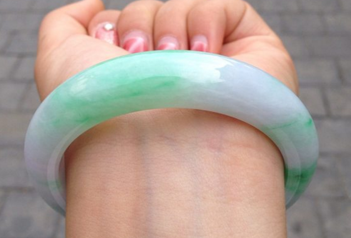 淡青色翡翠手镯价位的简单介绍-第1张图片-翡翠网 淡青色翡翠手镯价位的简单介绍-第1张图片-翡翠网