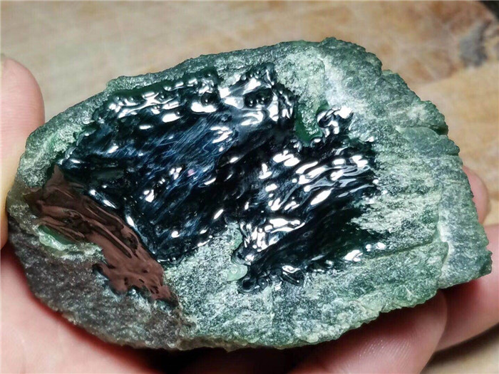 翡翠原石帝王绿180亿,冰绿晴翡翠原石图片-第1张图片-翡翠网 翡翠原石帝王绿180亿,冰绿晴翡翠原石图片-第1张图片-翡翠网