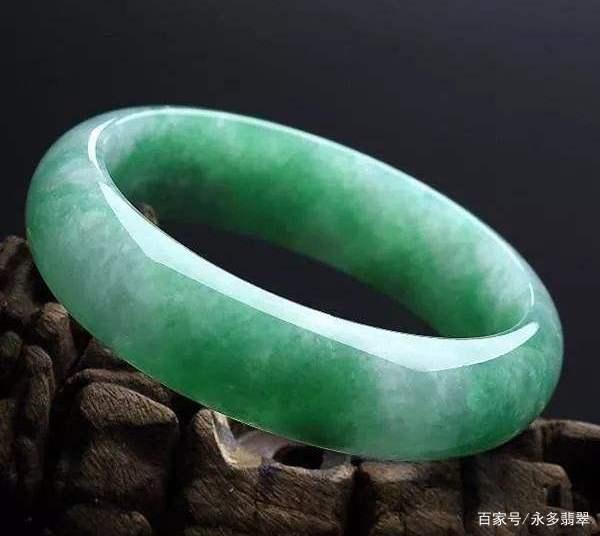 翡翠白玉怎么分辨真假翡翠有没有真假之分-第1张图片-翡翠网 翡翠白玉怎么分辨真假翡翠有没有真假之分-第1张图片-翡翠网