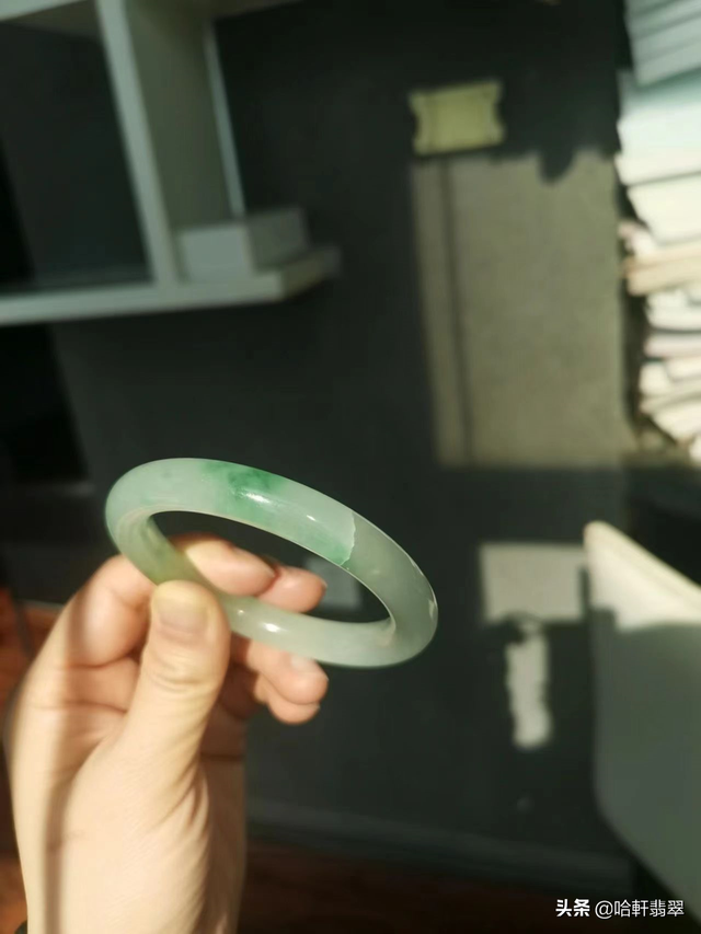 翡翠飘花基本知识翡翠飘花玉镯-第3张图片-翡翠网 翡翠飘花基本知识翡翠飘花玉镯-第3张图片-翡翠网