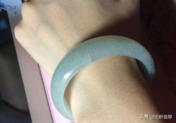 翡翠飘花基本知识翡翠飘花玉镯-第8张图片-翡翠网 翡翠飘花基本知识翡翠飘花玉镯-第8张图片-翡翠网