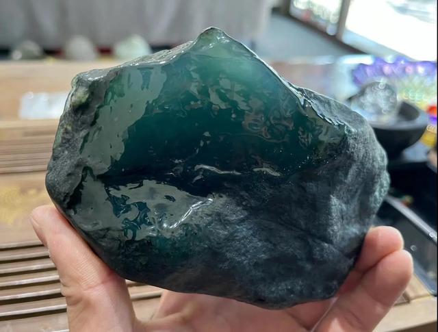 翡翠天空蓝原石有收藏价值吗天空蓝满窗翡翠原石-第2张图片-翡翠网 翡翠天空蓝原石有收藏价值吗天空蓝满窗翡翠原石-第2张图片-翡翠网