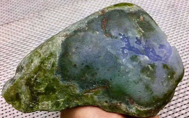 翡翠原石偏紫,翡翠原石直播骗局-第1张图片-翡翠网 翡翠原石偏紫,翡翠原石直播骗局-第1张图片-翡翠网