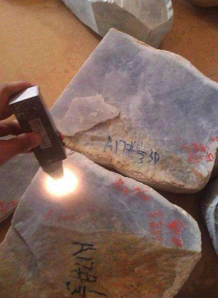 糯化种翡翠原石切开图最大的翡翠原石切开-第1张图片-翡翠网 糯化种翡翠原石切开图最大的翡翠原石切开-第1张图片-翡翠网