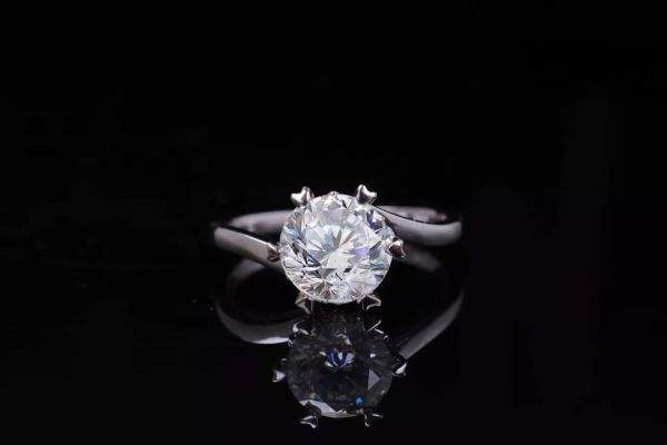 莫桑钻是真钻石吗长时间佩戴莫桑石的危害-第2张图片-翡翠网 莫桑钻是真钻石吗长时间佩戴莫桑石的危害-第2张图片-翡翠网