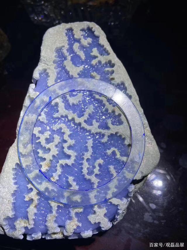 开窗的翡翠原石能泡在浴缸里吗的简单介绍-第2张图片-翡翠网 开窗的翡翠原石能泡在浴缸里吗的简单介绍-第2张图片-翡翠网